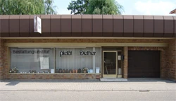 Die Geschäftsstelle in Haßloch mit Schaufenstern und dem Schriftzug Pietät Diether
